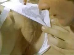 من سگ سفید بر روی پس ...