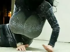 یک دختر زیبا با یک ف ...
